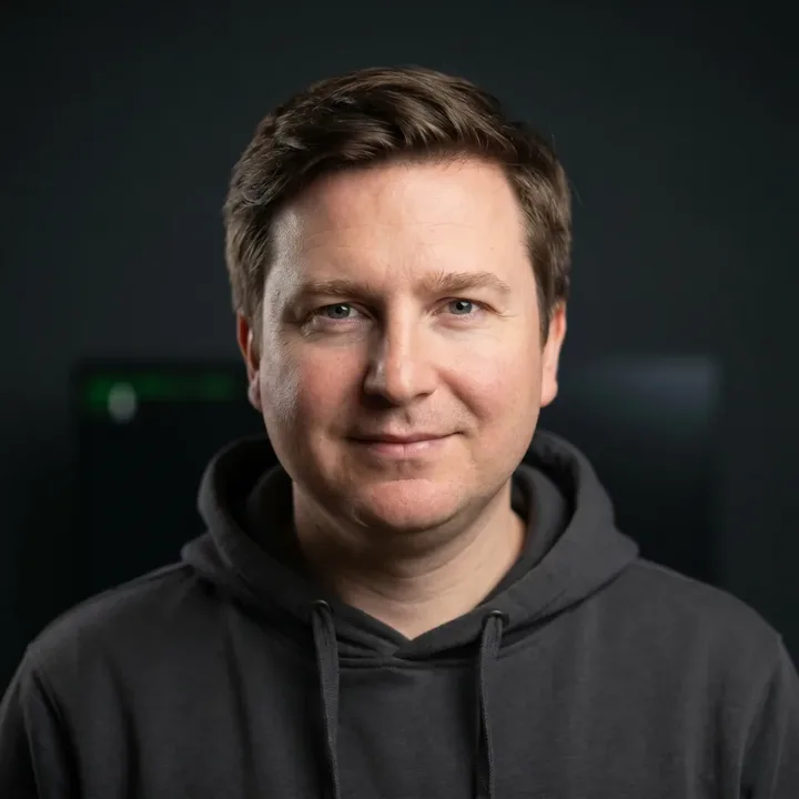 Portrait of Robert Ressl in a dark hoodie